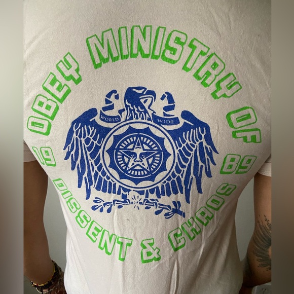 Men’s light tan Obey tee - Picture 2 of 4